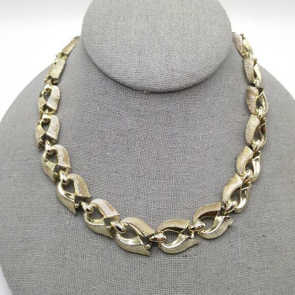 Vintage Gold Tone Necklace, Textured Links, Hook Clasp, 1950s, 16 Inch - Picture 6 of 10
